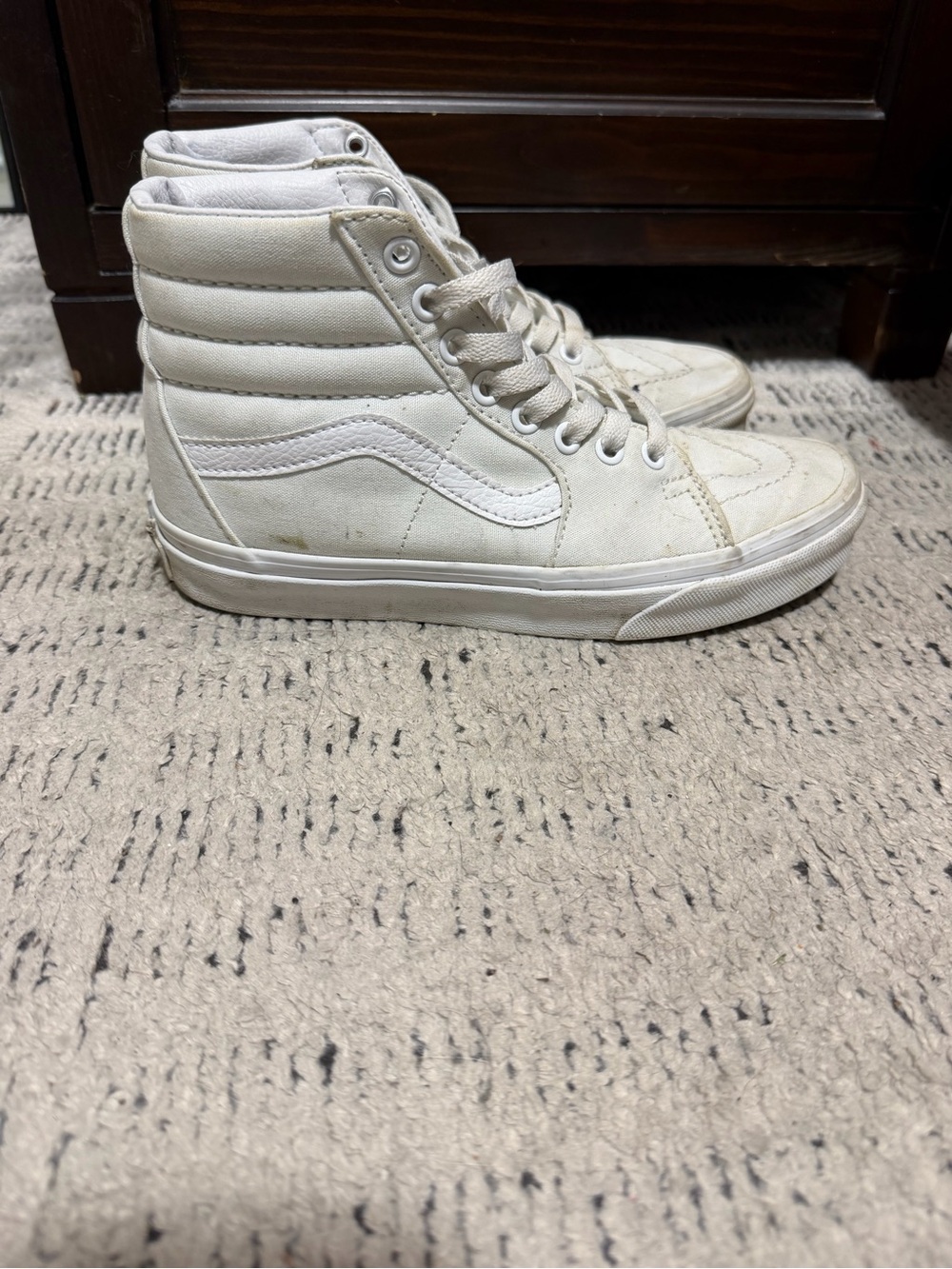 Women’s White Vans High-Top Skate Sneakers. Size 7
